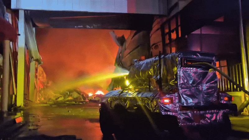 충북 음성군의 한 공장에서 지난 1월 30일 불이 난 가운데 무인소방로봇이 불을 끄고 있다. /소방청 제공