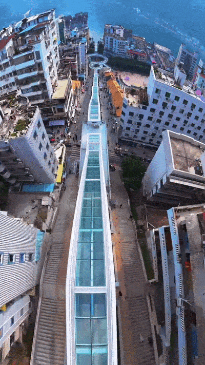 중국에 길이 905m에 달하는 세계 최장 야외 에스컬레이터가 최근 공식 운행을 시작했다. (영상=레딧 @straightdge)