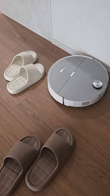 로보락 S10 MaxV Ultra 모델이 바닥에 놓인 장애물을 회피하는 모습.ⓒ임채현 기자