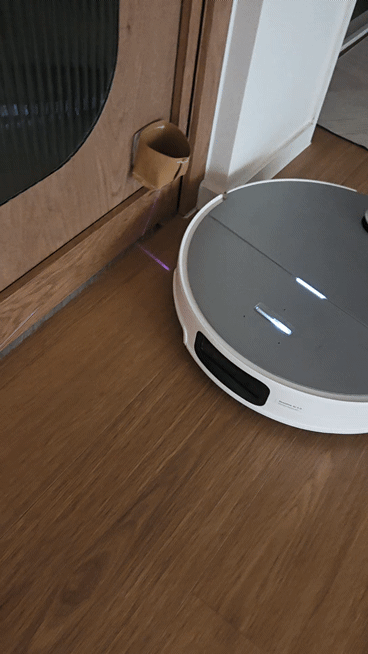 로보락 S10 MaxV Ultra 모델. 확장형 싱글 물걸레와 사이드 브러시가 벽면 모서리를 훑고 있다.ⓒ임채현 기자