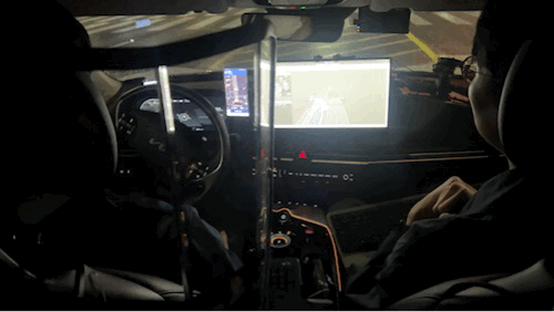 카카오모빌리티 자율주행 택시 '서울자율차'가 유턴하는 모습. 운전석에 앉은 세이프티 드라이버가 손을 대지 않아도 알아서 핸들이 돌아간다.ⓒ데일리안 이주은 기자