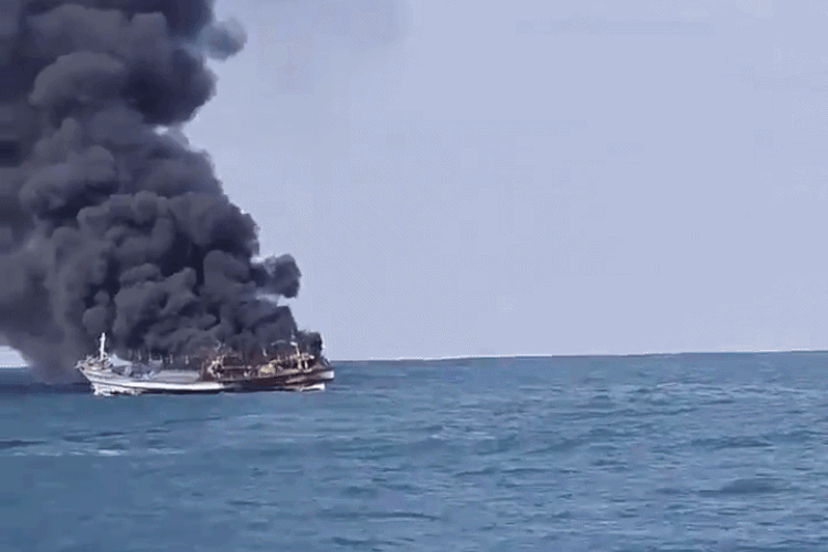 장정길 선장이 촬영한 화재 어선. 본인 제공