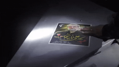 이란 혁명수비대가 '순교자'들의 사진을 붙인 뒤 무기를 발사하는 모습 / 출처 : 파르스통신