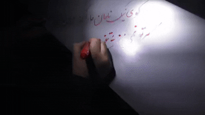 이란군이 무기에 "이스라엘에 죽음을" 등의 문구를 적는 모습 / 출처 : 파르스통신