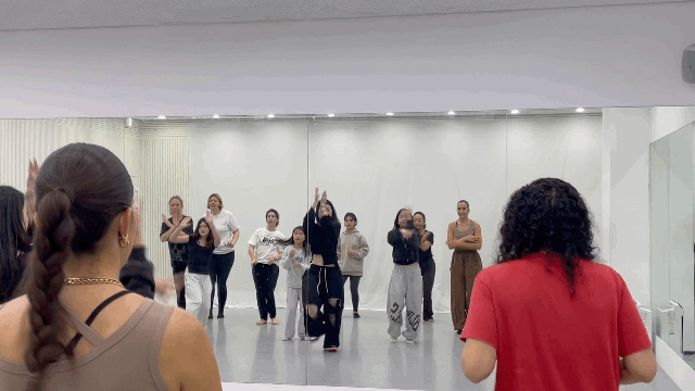 지난 30일 서울 마포구 합정역 인근 지하 스튜디오에서 외국인 관광객이 ‘K팝 댄스 원데이 클래스’를&nbsp;수강하고 있다. 윤성연 기자