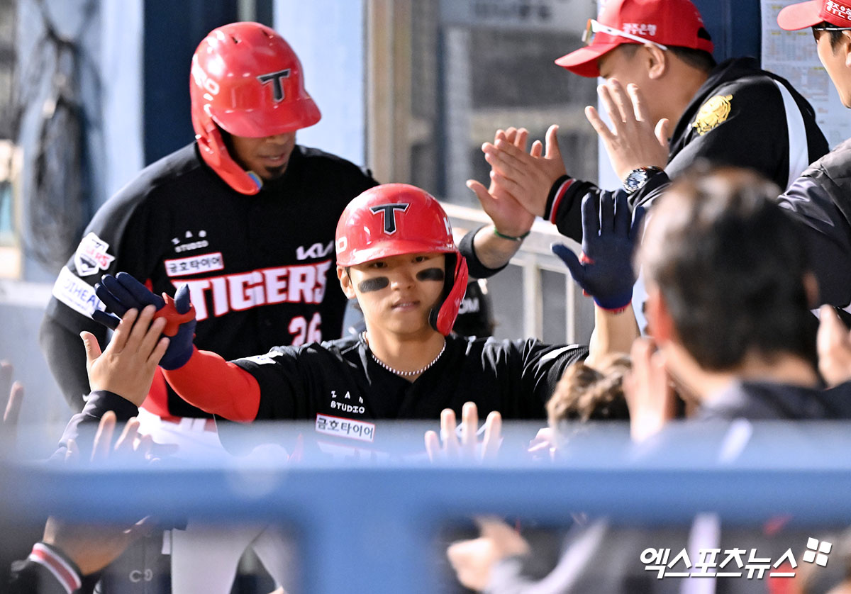 2026 KIA 타이거즈 김도영과 선수들이 더그아웃에서 홈런을 축하하는 장면