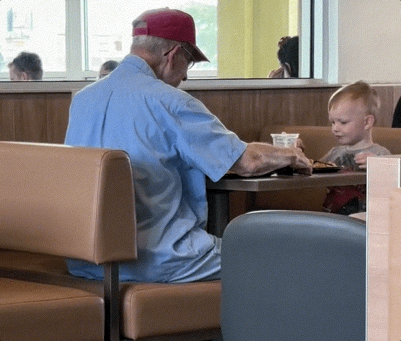 노인과 함께 아침 식사하는 허드슨. 틱톡 @ashlyntaylor88