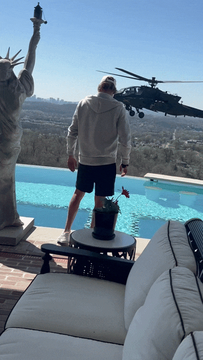 미국 가수 키드 록이 자신의 집 앞에서 저공비행을 한 헬기에 경례하는 모습 / 인스타그램