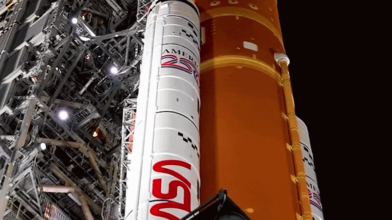 미국 항공우주국(NASA)이 유인 우주 탐사 프로젝트 '아르테미스Ⅱ' 로켓 발사를 앞두고 발사 준비를 하는 모습을 1일 공개했다. /미 항공우주국