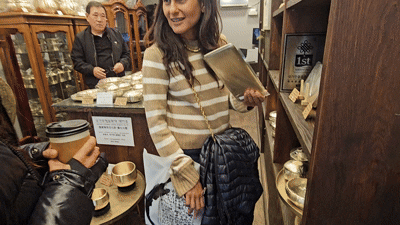 1일 서울 종로구 인사동의 한 놋그릇 판매점에서 외국인 관광객들이 쇼핑을 하고 있다./황채영 기자