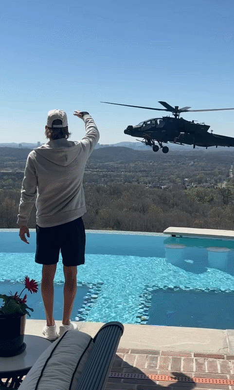 키드 록 자택을 날아다니던 미국 육군 소속 AH-64E(아파치) 공격 헬기. 키드 록 인스타그램 캡처