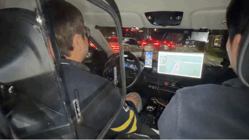 주행이 시작되자 안전요원이 운전대에서 손을 뗐다. 송민재 기자