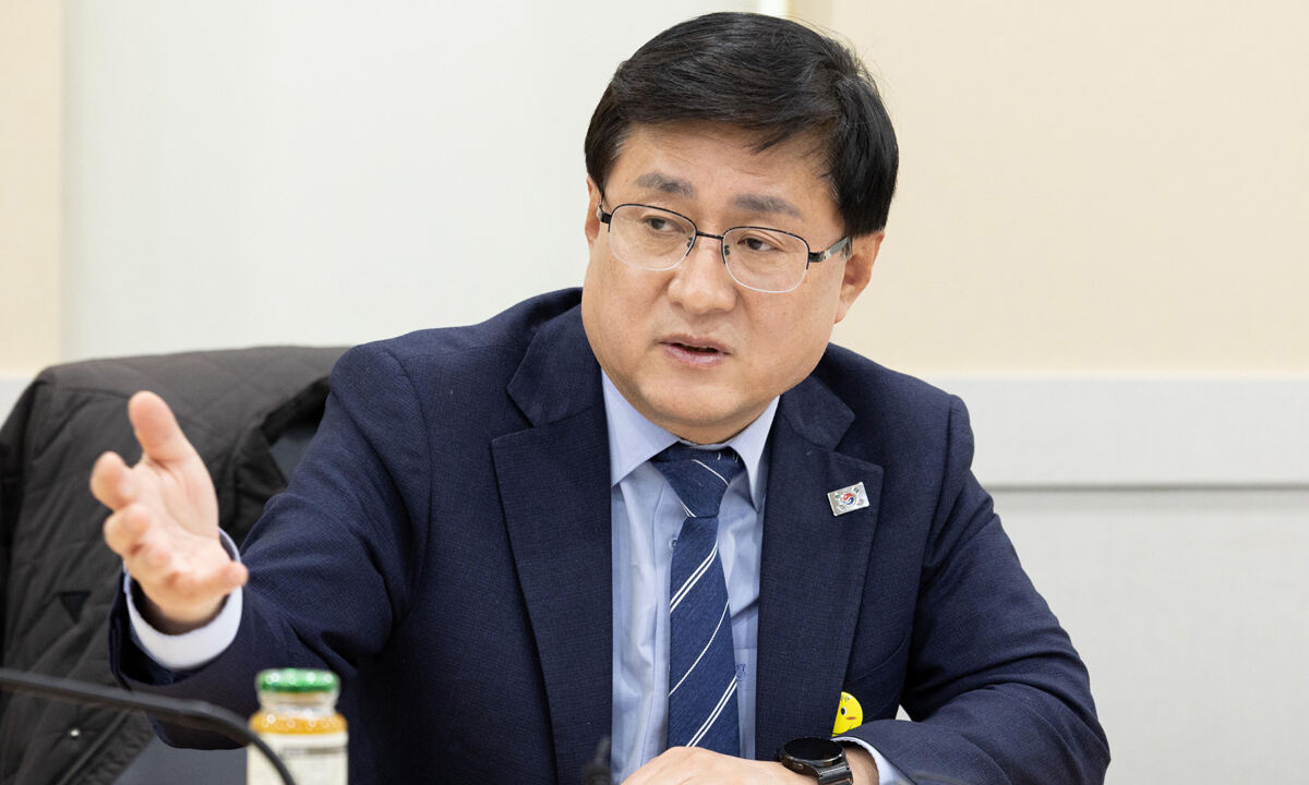 정부 8일부터 공공기관 차량 5부제를 2부제로 강화, 공영주차장도 5부제 도입, 부천 사립유치원 교사 독감 사망 사건 관련 경찰 압수수색