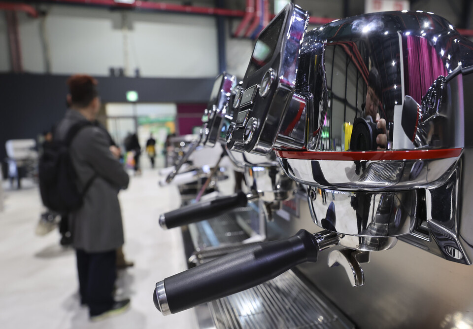 고용노동부, 아르바이트생 커피 횡령 사건에 신속 개입 및 이란군의 드론 격추 주장