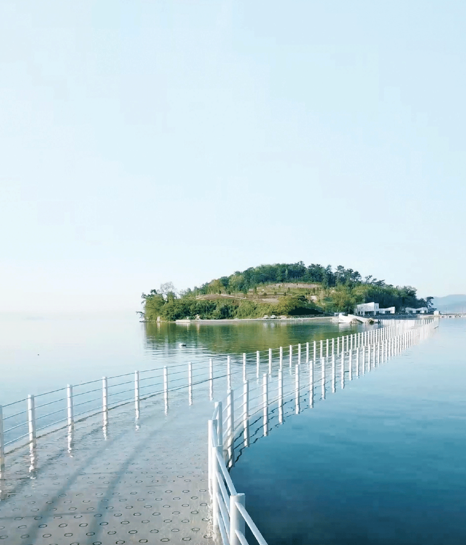 장도로 진입하는 진섬다리. 하루 두 번 만조 때 건너면 바다 위를 걷는 듯하다.