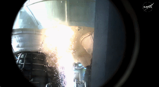 54년 만에 다시 달로 향하게 되는 유인 우주선 아르테미스 2호가 2일 오전(한국시간) 미국 플로리다주 케이프 우주센터에서 발사되고 있다. 美 항공우주국 라이브 영상 갈무리