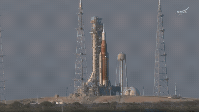 2일 아르테미스 2호가 거대한 화염을 내뿜으며 지구로부터 38만km 떨어진 달로 향했다. [사진=NASA]