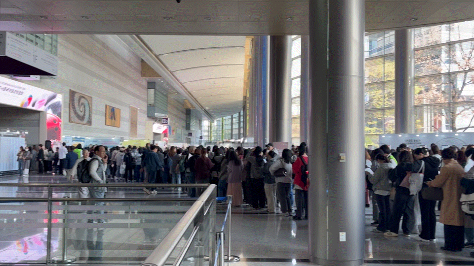 2일 오전 10시경 서울 강남구 코엑스에서 열린 '2026 서울국제불교박람회'에서 입장객줄이 길게 늘어서있다.  / 영상=이수 기자