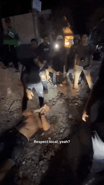 인도네시아 발리 울루와투에서 현지 격투기 코치가 외국인 관광객을 제압한 뒤 “현지인을 존중하라”는 취지로 말하는 장면. 코치는 주먹 대신 초크로 제압해 상황을 멈춰 세웠다고 주장했다.