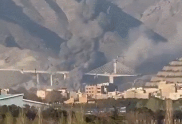 트럼프 대통령은 2일 소셜미디어 트루스소셜에 교량이 무너져 내리는 영상을 올리며 “이란 최대의 교량이 무너져 내렸고 다시는 사용될 수 없게 됐다”고 했다. 트럼프 대통령 소셜미디어 갈무리