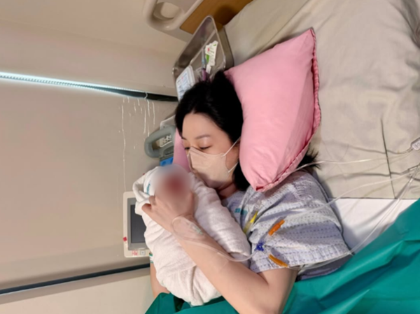 노란 수영복에 섹시한 몸매 어필하는 존예 처자