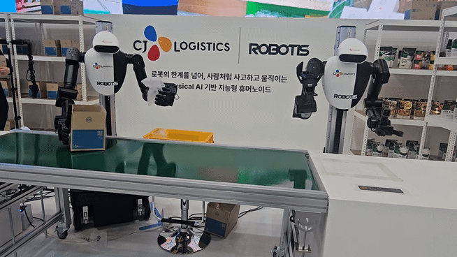 CJ대한통운은 이날 로보티즈와 협업해 현장 실증을 진행한 피지컬 AI 기반 휴머노이드 로봇 2대를 시연했다. [사진=설재윤 기자]