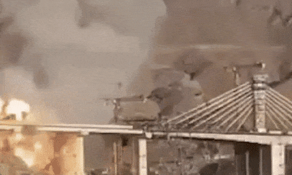 3일 도널드 트럼프 미국 대통령이 언급한 이란 최장 다리 B1이 폭격 받는 영상. /X