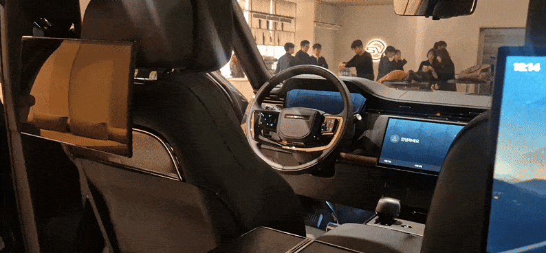 2일 서울 강남구 천일오토모빌 전시장의 레인지로버 ‘SV 블랙’ 실내 모습. 정경수 기자