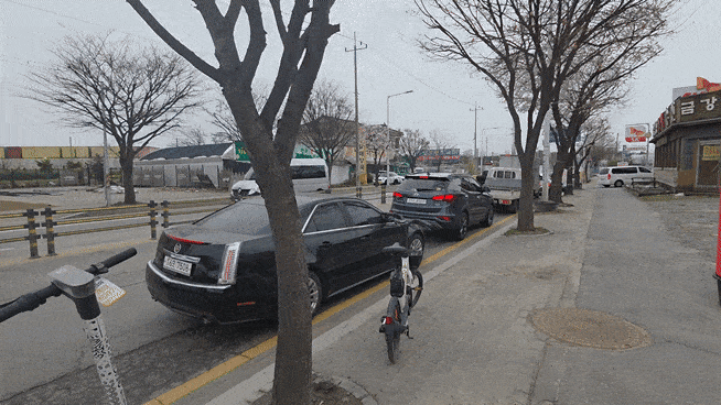 1일 오전 10시께 경기 구리시 두바이주유소 앞으로 주유를 기다리는 차들이 줄지어 서있다. 이영기 기자.