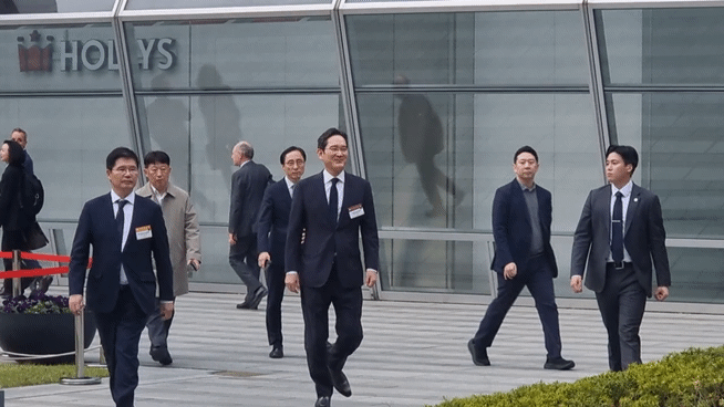 [서울=뉴시스]이지용 기자 = 이재용 삼성전자 회장이 3일 오후 서울 여의도 FKI타워에서 열린 '한-프랑스 경제계 미래대화'에 참석하기 위해 이동하고 있다. 2026.04.03. leejy5223@newsis.com *재판매 및 DB 금지