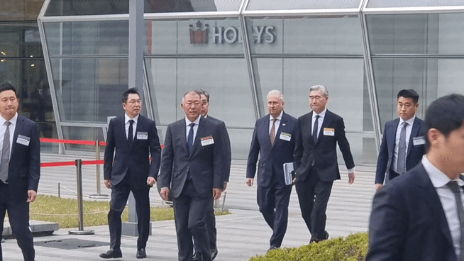 [서울=뉴시스]이지용 기자 = 정의선 현대차 회장이 3일 오후 서울 여의도 FKI타워에서 열린 '한-프랑스 경제계 미래대화'에 참석하기 위해 이동하고 있다. 2026.04.03. leejy5223@newsis.com *재판매 및 DB 금지