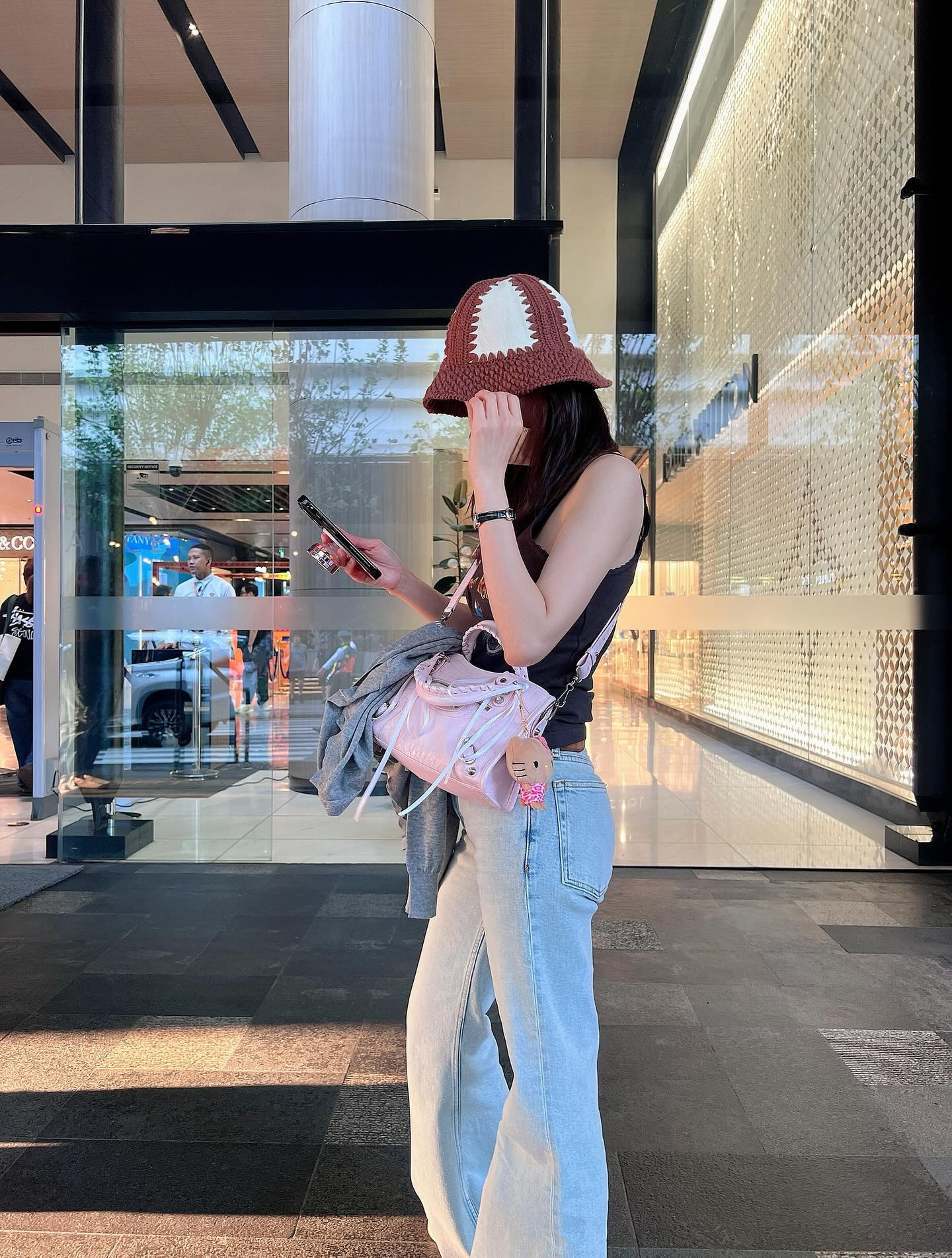 Discover Sandara Park’s Iconic Hip Style: Vintage Knit Bucket Hat & High-Waisted Denim Trends