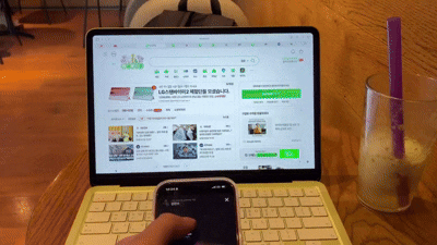 아이폰 17프로에서 맥북 네오로 에어드롭을 사용해 사진을 전송하는 모습. 2026.04.03/뉴스1