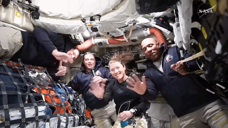 2일 달 궤도에 오른 '아르테미스 2호' 내부에서 우주비행사들이 인터뷰하고 있다. 왼쪽부터 제레미 핸슨, 리드 와이즈먼, 크리스티나 코크, 빅터 글로버. NASA