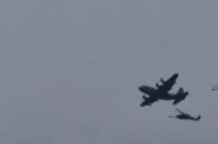 4일 이란에서 격추된 미 공군 F-15E 스트라이크 이글 전투기 승무원을 찾기 위해 구조 작전을 벌이는 미 공군 HC-130기가 이란 상공에서 HH-60G 페이브호크 2대에 공중급유를 실시하고 있다./X