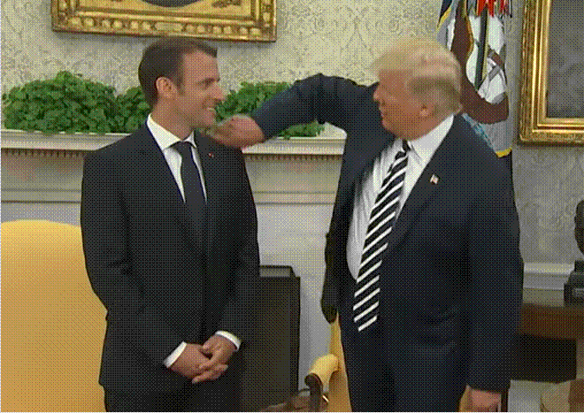 2018년 트럼프 대통령은 백악관 집무실에서 마크롱 대통령의 재킷에 묻은 먼지를 털어주면서 "우리는 매우 특별한 관계"라며 "그를 완벽하게 만들어야 한다. 그는 완벽하다"고 했다. /유튜브