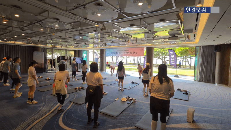 선라이즈 바이탈리티 런 X 뷰오리 러닝 프로그램에 참여한 참가자들이 몸을 풀고 있다. 영상=신용현 기자