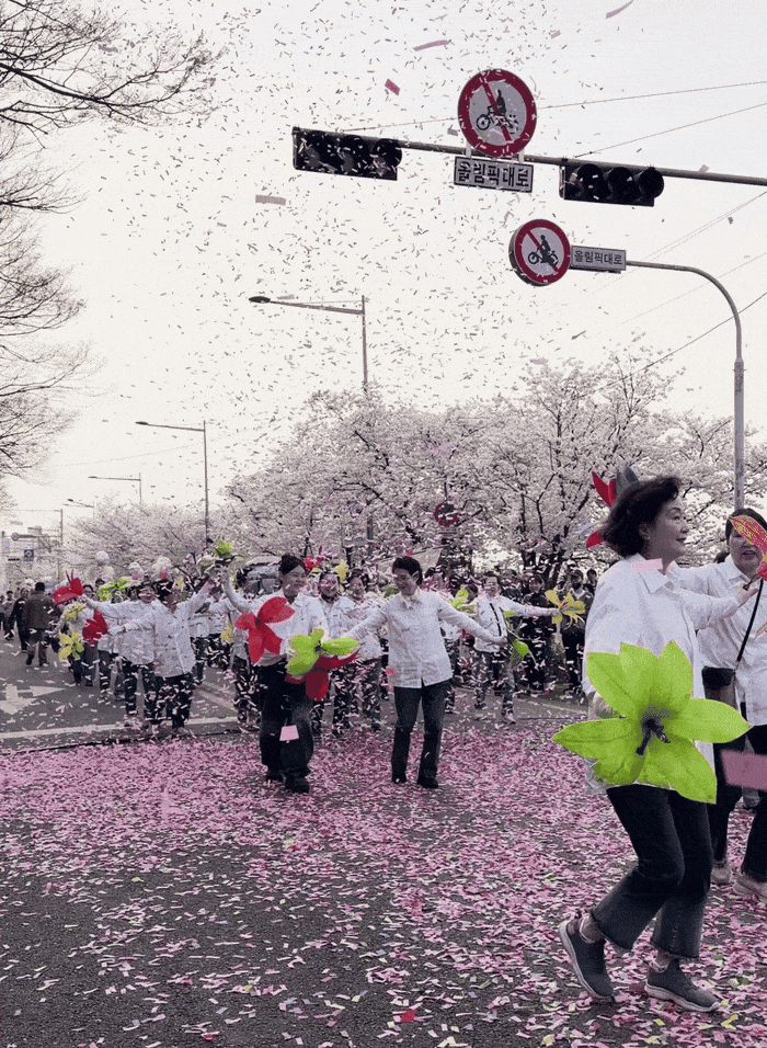 개막 꽃길 걷기 퍼레이드 / 사진= 문서연 여행+ 기자