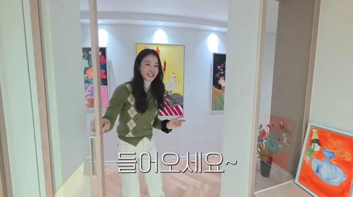 노란 수영복에 섹시한 몸매 어필하는 존예 처자