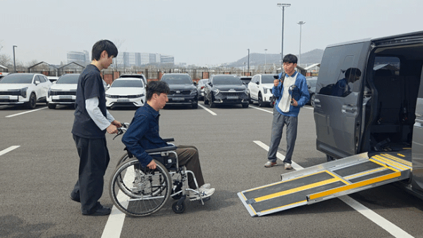 옆으로 열린 문을 통해 휠체어를 탑승하고 PV5 WAV에 탑승하는 기자. 2026.4.3. ⓒ 뉴스1 박기범 기자