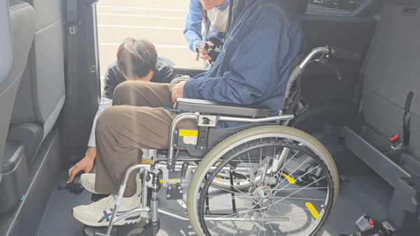 PV5 WAV 내부에서 안전벨트를 착용하는 모습. 2026.4.3. ⓒ 뉴스1 박기범 기자