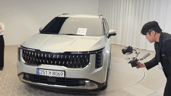 기아 인증중고차 센터 평택 직영점 라이브센터에서 관계자가 온라인으로 실시간 소통하며 차량을 소개하고 있다. 2026.4.3. ⓒ 뉴스1 박기범 기자