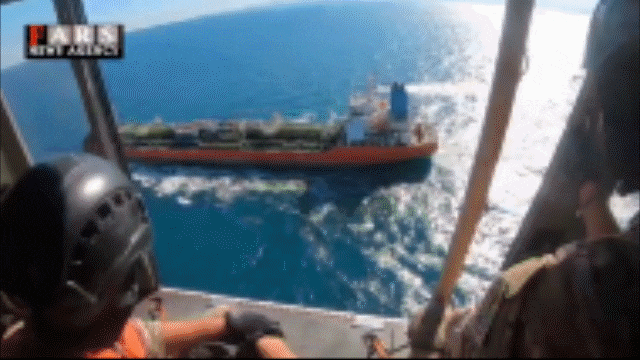 2021년 1월 4일 이란 혁명수비대가 ‘해양 오염’을 이유로 한국 국적 ‘한국케미’를 나포하고 있다. 이란측은 한국 선박을 나포할 때 고속정과 소형 보트 등 최소 5척의 함정과 헬기까지 동원했다. 이란은 당시 미국의 제재로 한국에 묶여 있던 70억 달러 동결이 오랫동안 지속되자 이에 대한 불만의 표시로 실력 행사에 나선 것으로 추정됐다./FARS