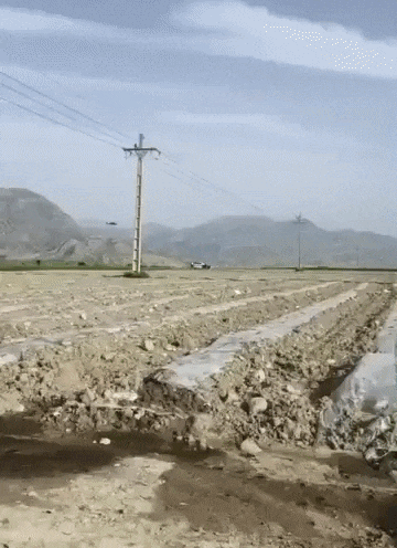 지난 금요일 이란 경찰이 격추된 f-15에서 탈출한 미군 장교 수색, 구조 임무 수행을 위해 저공 비행하는 블랙호크 헬기 두대에 총격을 가하고 있다./X