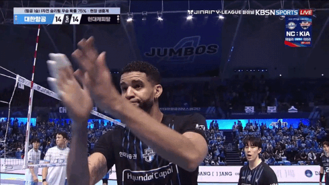 경기감독관석을 향해 엄지를 치켜든 레오. KBSN 중계화면 캡처