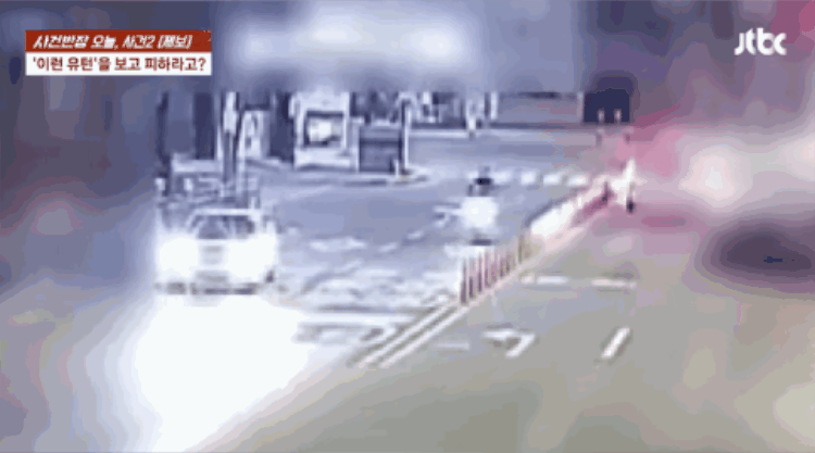 불법 유턴 차량과 충돌해 부상을 입었음에도 분쟁심의위원회의 판단으로 10%의 과실을 안게됐다는 오토바이 운전자의 사연이 전해졌다. 영상은 불법 유턴 차량이 오토바이를 들이받는 모습. /영상=JTBC '사건반장' 캡처