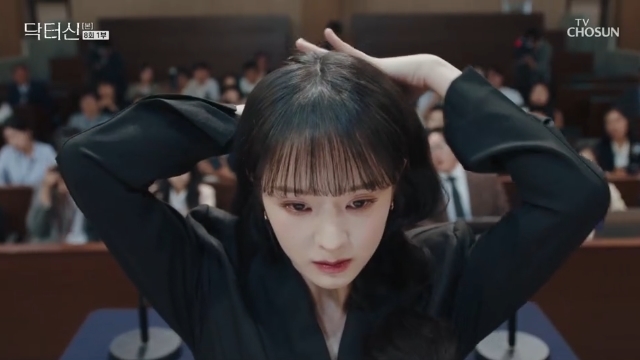 노란 수영복에 섹시한 몸매 어필하는 존예 처자