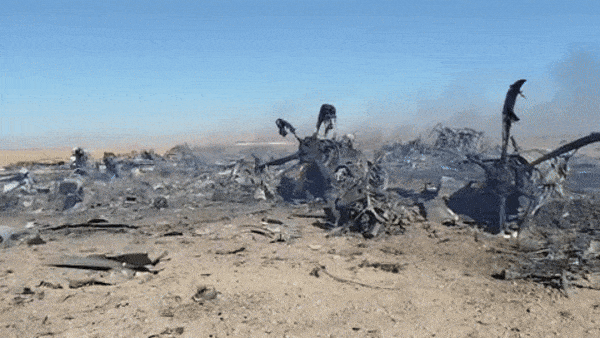 이란 이슬람혁명수비대(IRGC)는 이스파한 남부에서 실종 미군을 수색하던 미국 측 항공기를 격파했다고 5일(현지시간) 밝혔다. IRGC는 이날 긴급 성명에서 “혁명수비대가 격추한 전투기의 조종사를 수색하던 미국의 항공기를 격파했다”고 주장했다. 같은날 이란 중앙사령부는 “이슬람혁명수비대와 이란 육군 전사들의 합동 작전으로, 미국의 조종사 구출 시도는 실패로 돌아갔다”라고 주장했다. 또한 실종자 수색 및 구출 작전을 위해 이스파한 남부 상공을 비행하던 미군 항공기와 블랙호크 헬기 2대, C130 수송기 1대가 자국군에게 피격됐다고 했다. 사진은 이란 측이 주장하는 미군 헬기 격추 현장. 2026.4.5 이슬람혁명수비대 자료