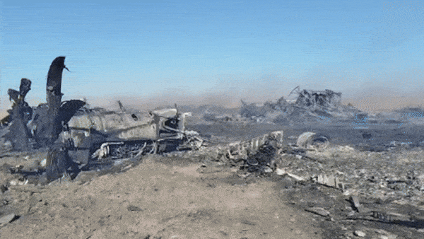 이란 이슬람혁명수비대(IRGC)는 이스파한 남부에서 실종 미군을 수색하던 미국 측 항공기를 격파했다고 5일(현지시간) 밝혔다. IRGC는 이날 긴급 성명에서 “혁명수비대가 격추한 전투기의 조종사를 수색하던 미국의 항공기를 격파했다”고 주장했다. 같은날 이란 중앙사령부는 “이슬람혁명수비대와 이란 육군 전사들의 합동 작전으로, 미국의 조종사 구출 시도는 실패로 돌아갔다”라고 주장했다. 또한 실종자 수색 및 구출 작전을 위해 이스파한 남부 상공을 비행하던 미군 항공기와 블랙호크 헬기 2대, C130 수송기 1대가 자국군에게 피격됐다고 했다. 사진은 이란 측이 주장하는 미군 헬기 격추 현장. 2026.4.5 이슬람혁명수비대 자료