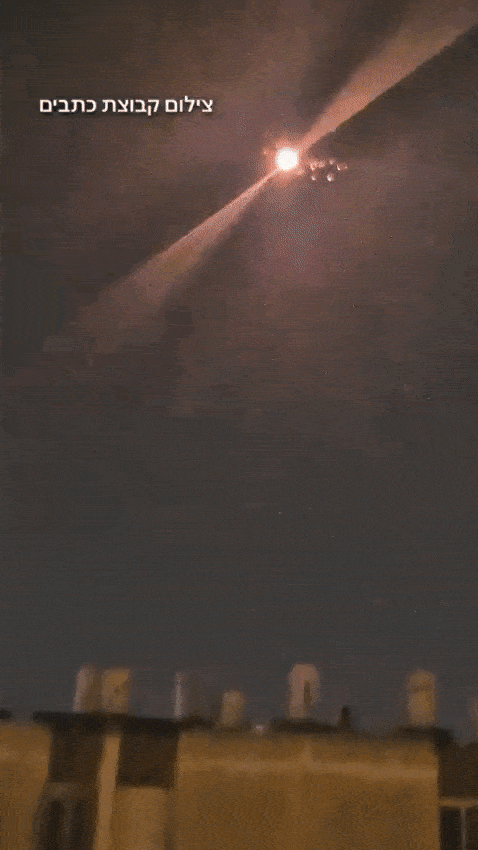 이란 탄도미사일이 3월 25일(현지시간) 이스라엘 중부 상공에서 자탄을 흩뿌리는 장면. 엑스(X) 캡처